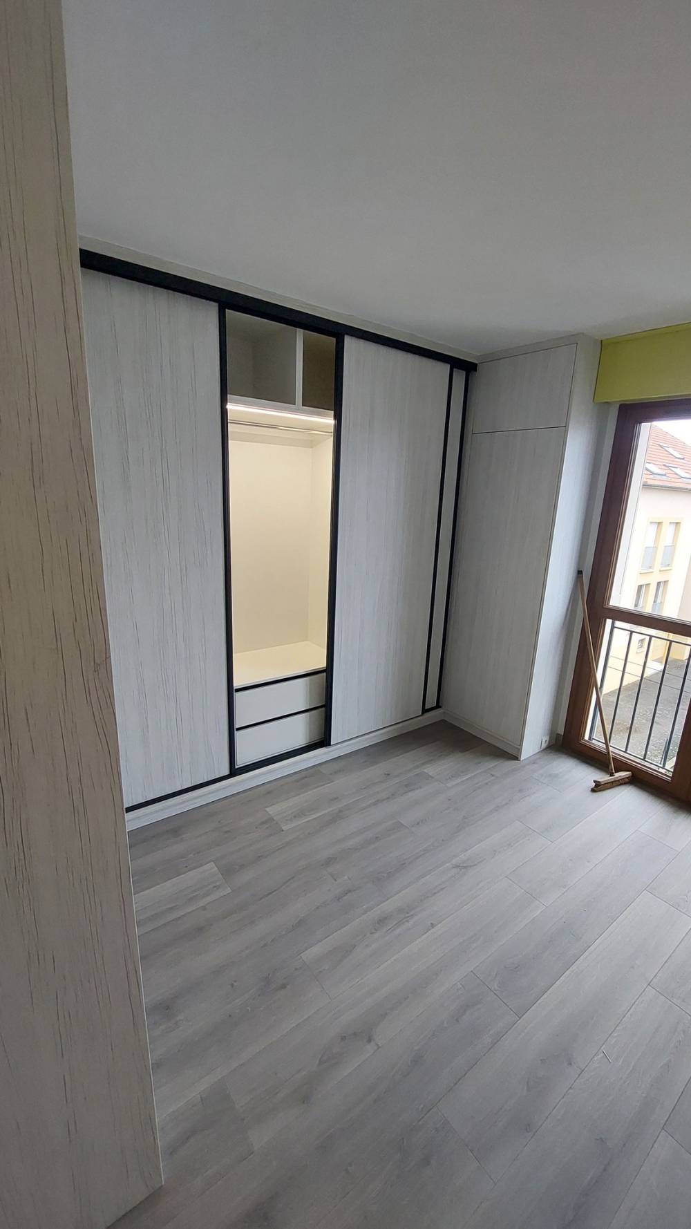 placard-bois-blanc-noir